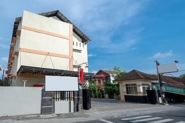 فندق Oyo 2432 Malioboro Upy Best Prime