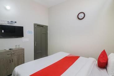 酒店 Oyo 65532 Clock Inn