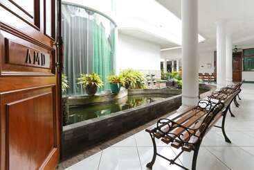 پانسیون Reddoorz Syariah Near Alun Alun Magelang Bayeman