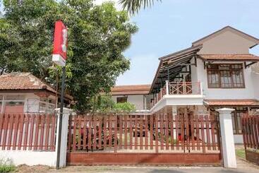 בית מלון כפרי Oyo 1376 Kina Family Residence