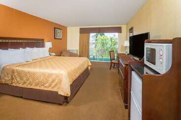 בית מלון כפרי Days Inn By Wyndham Palm Springs