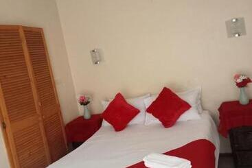 פנסיון Holy And Joy Guesthouse