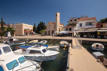 آپارتمان‌های توریست‌ها Apartments Djuro