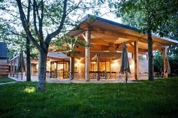 فندق Huttopia Les Chateaux