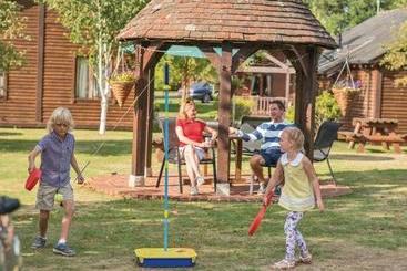 استراحتگاه Tilford Woods Lodge Retreat
