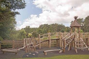 استراحتگاه Tilford Woods Lodge Retreat