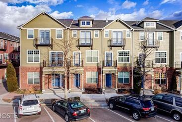 관광객 아파트 3br Downtown Townhome /w Stunning Balcony Views!