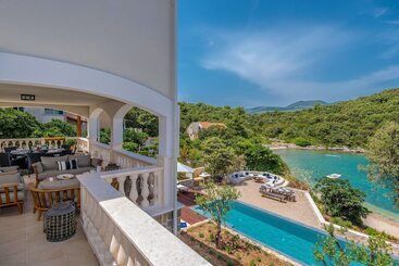 דירות לתיירים Beachfront Villa Feodora Grande