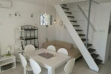 ツーリストアパートメント Apartments Lavarin