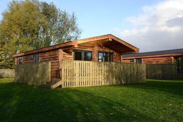 فندق Woodlakes Park By Liv Retreats