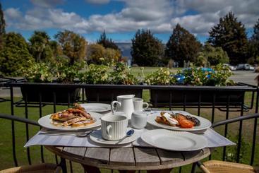 هتل Te Anau Lakefront B&b