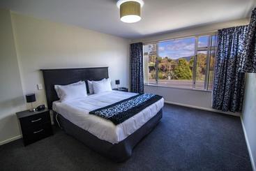 هتل Te Anau Lakefront B&b