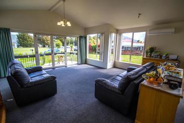 هتل Te Anau Lakefront B&b