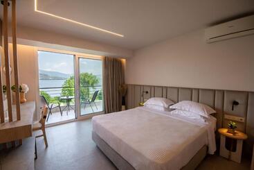 בית מלון כפרי Paralimnio Suites