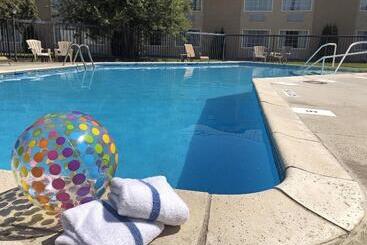 בית מלון כפרי Fairbridge Extended Stay, A Kitchenette