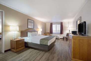 هتل Quality Inn & Suites Lake Havasu City