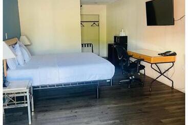 فندق Bourbon Capital Inn