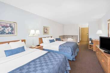 酒店 Ramada By Wyndham Hancock Waterfront