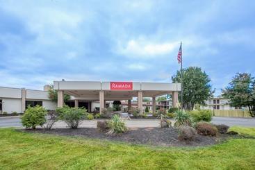 هتل Ramada By Wyndham Louisville North