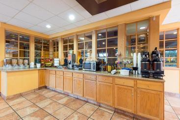 هتل Ramada By Wyndham Louisville North