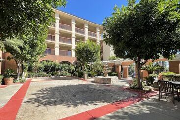 בית מלון כפרי Ramada By Wyndham South El Monte