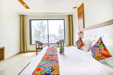 Fabhotel Three Palms