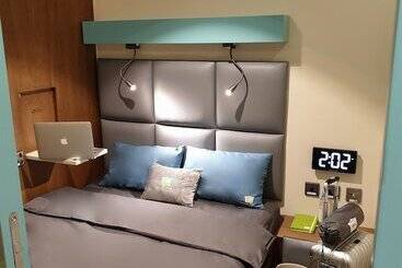 هتل Sleep  N Fly Sleep Lounge, A Gates Terminal 3   Transit Only