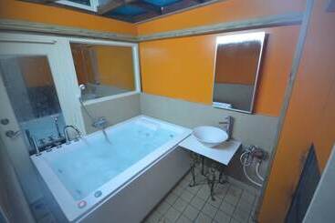 تختخواب و صبحانه Wild Thyme Eco Guest House