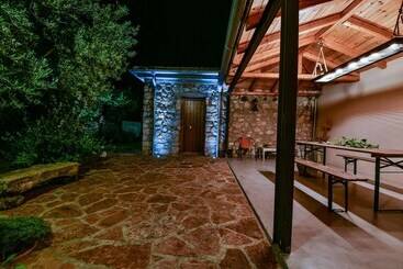 Жильё для туристов Boutique Stone Cottage With Large Terraces