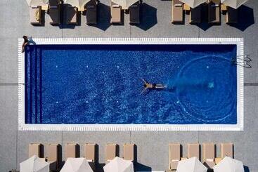 Отель Sea Breeze Santorini Beach Resort, Curio Collection Hilton