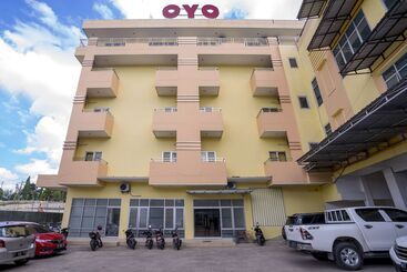 בית מלון כפרי Oyo 2695 D Es Guest House