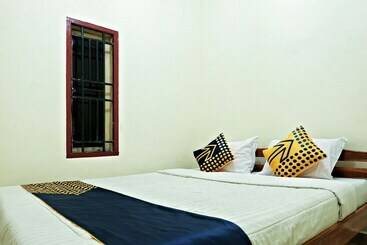 ホテル Spot On 2742 R5 Homestay