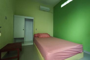 בית מלון כפרי Oyo 2879 Pondok Bunda