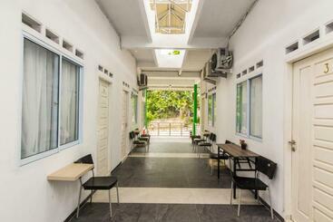 호텔 Reddoorz Syariah Near Tanjung Pinang City Center