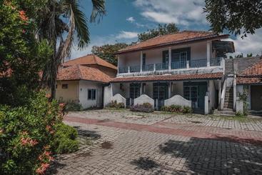 هتل Reddoorz Near Pantai Florida Anyer