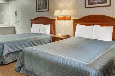 בית מלון כפרי Merrimac Inn & Suites