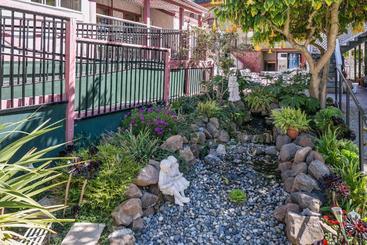 هتل Rose Garden Inn