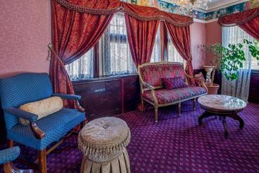 هتل Rose Garden Inn