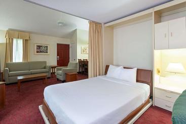 اقامتگاه Hawthorn Suites By Wyndham Dearborn/detroit Mi