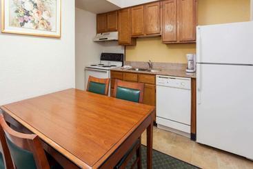 اقامتگاه Hawthorn Suites By Wyndham Dearborn/detroit Mi
