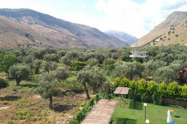 Sezar Hotel Qeparo