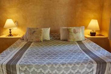 Общежитие Banana House And Wellness Centre