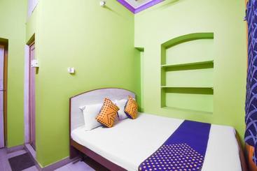 هتل Spot On 67631 Maa Tara Guest House