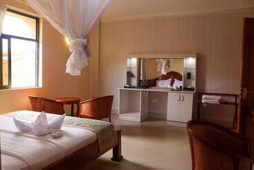 Two Oceans Hotel Voi