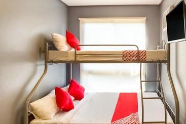 هتل Oyo 521 Bacaca Suites