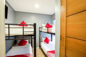 هتل Oyo 521 Bacaca Suites