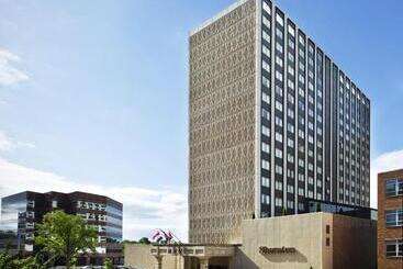 בית מלון כפרי Le Méridien St. Louis Clayton