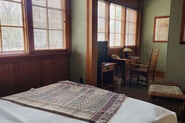 בית מלון כפרי Roycroft Inn