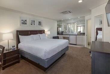 Отель Saratoga Oaks Lodge