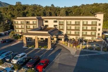 Yosemite Southgate Hotel & Suites